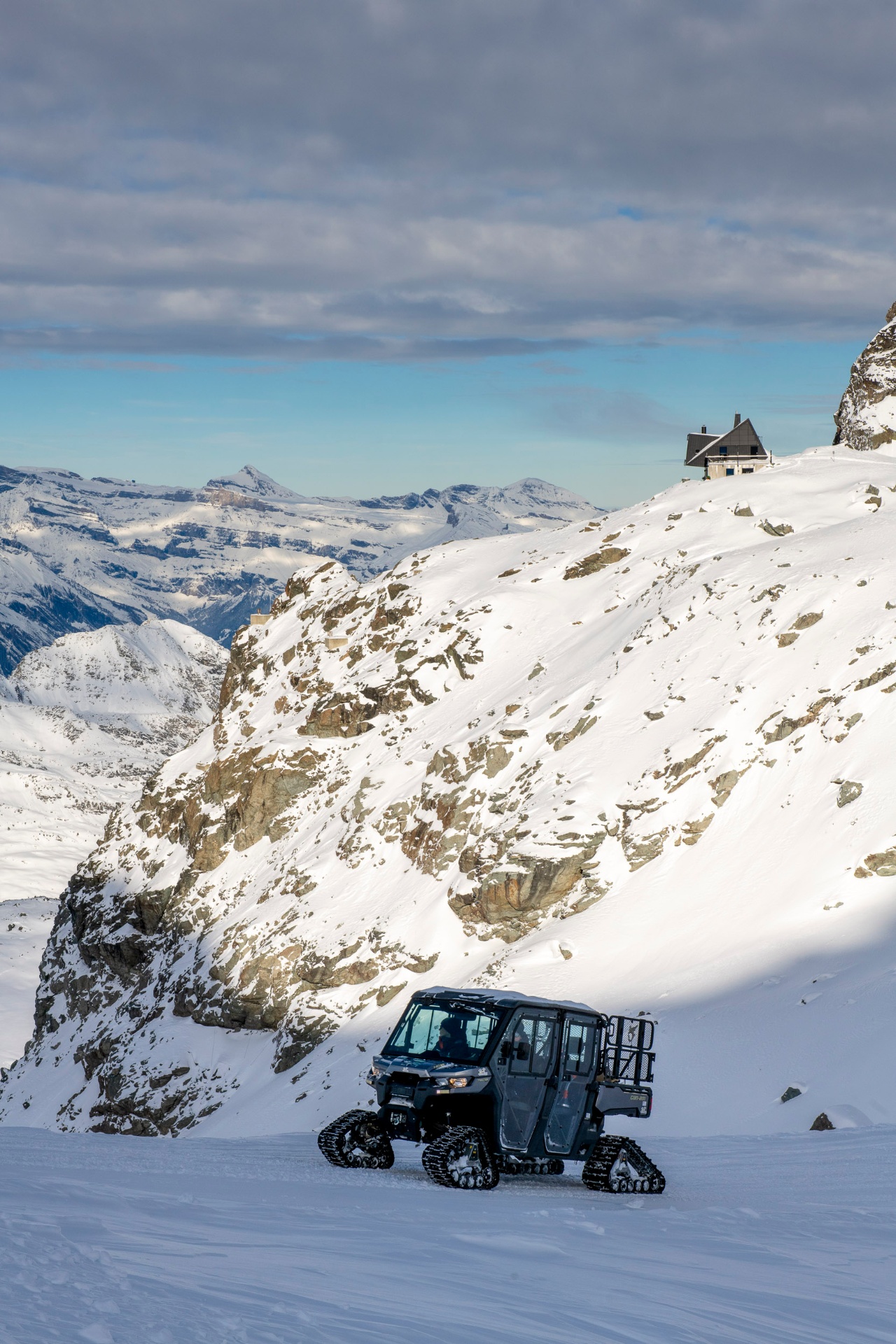 Tracked vehicle on the groomed piste